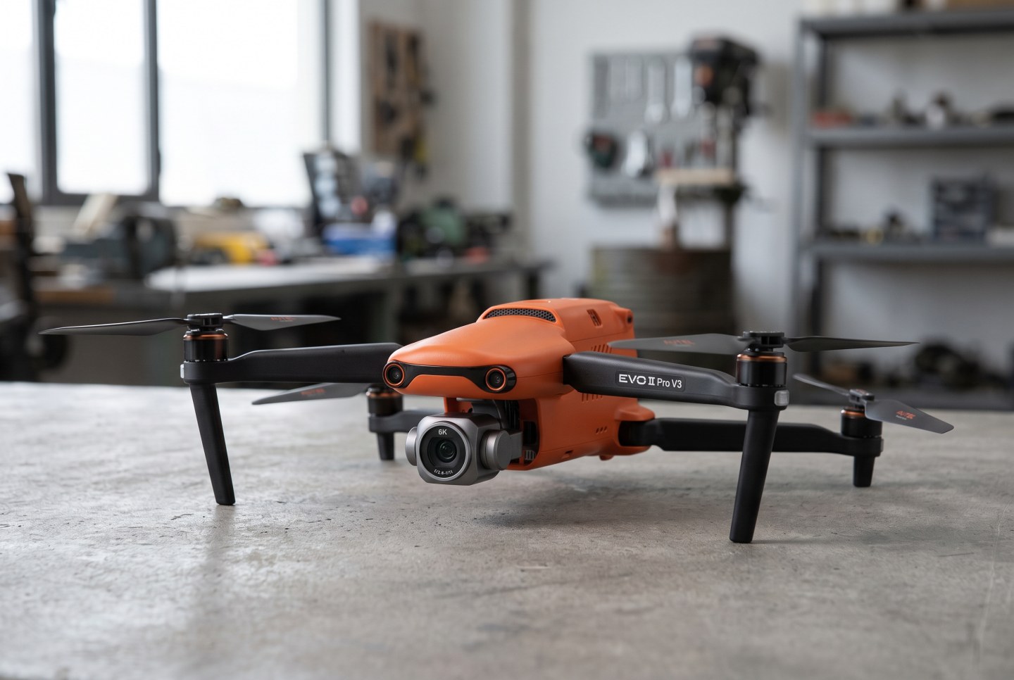 ภาพจำลองประกอบบทความด้วย AI แสดงโดรน Autel Robotics EVO II Pro V3 ตัวลำสีส้มพร้อมรีโมตคอนโทรลเลอร์