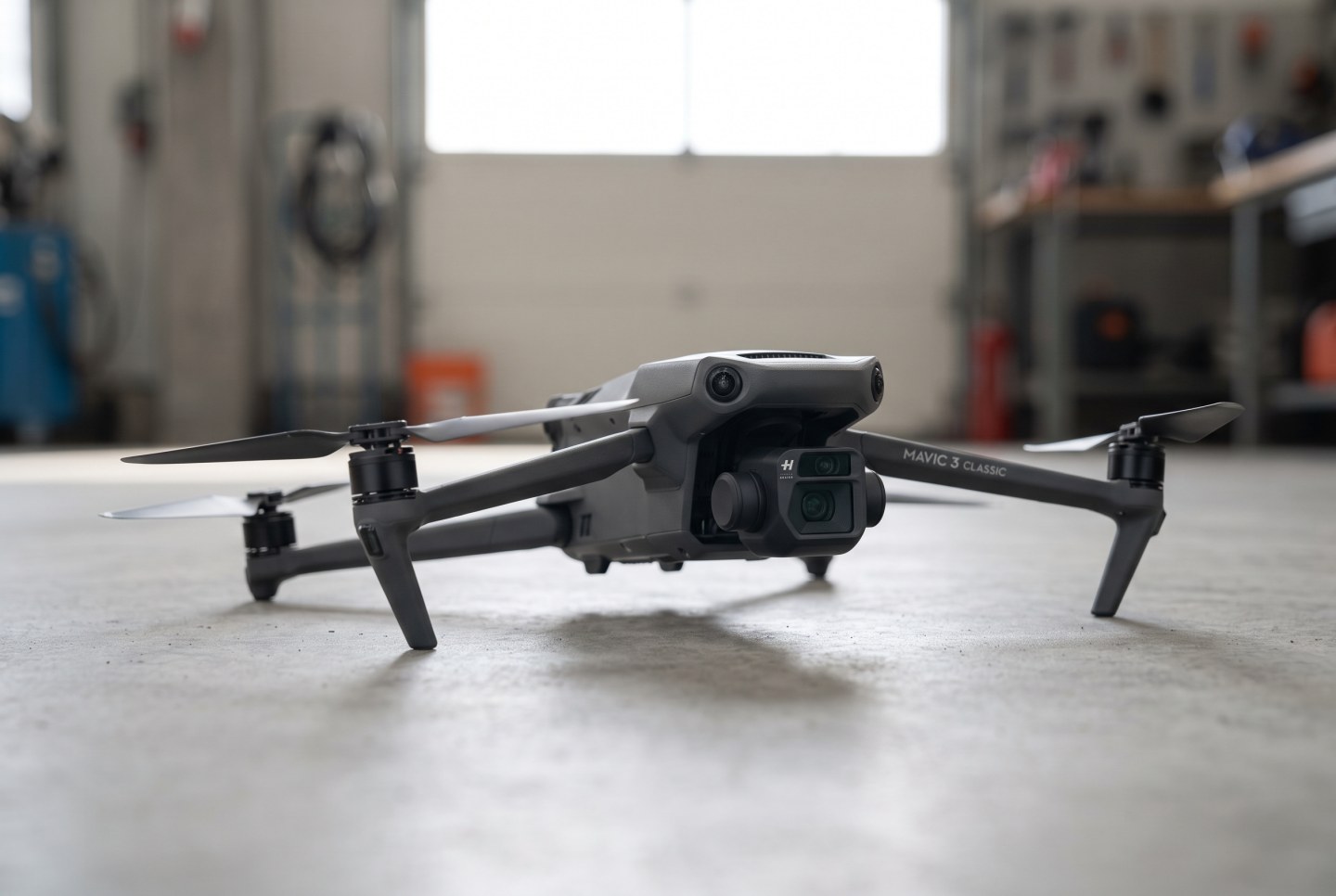 ภาพวาดจำลองสามมิติแสดงโครงสร้างโดรน DJI Mavic 3 Classic พร้อมกล้อง Hasselblad แบบมุมกว้าง